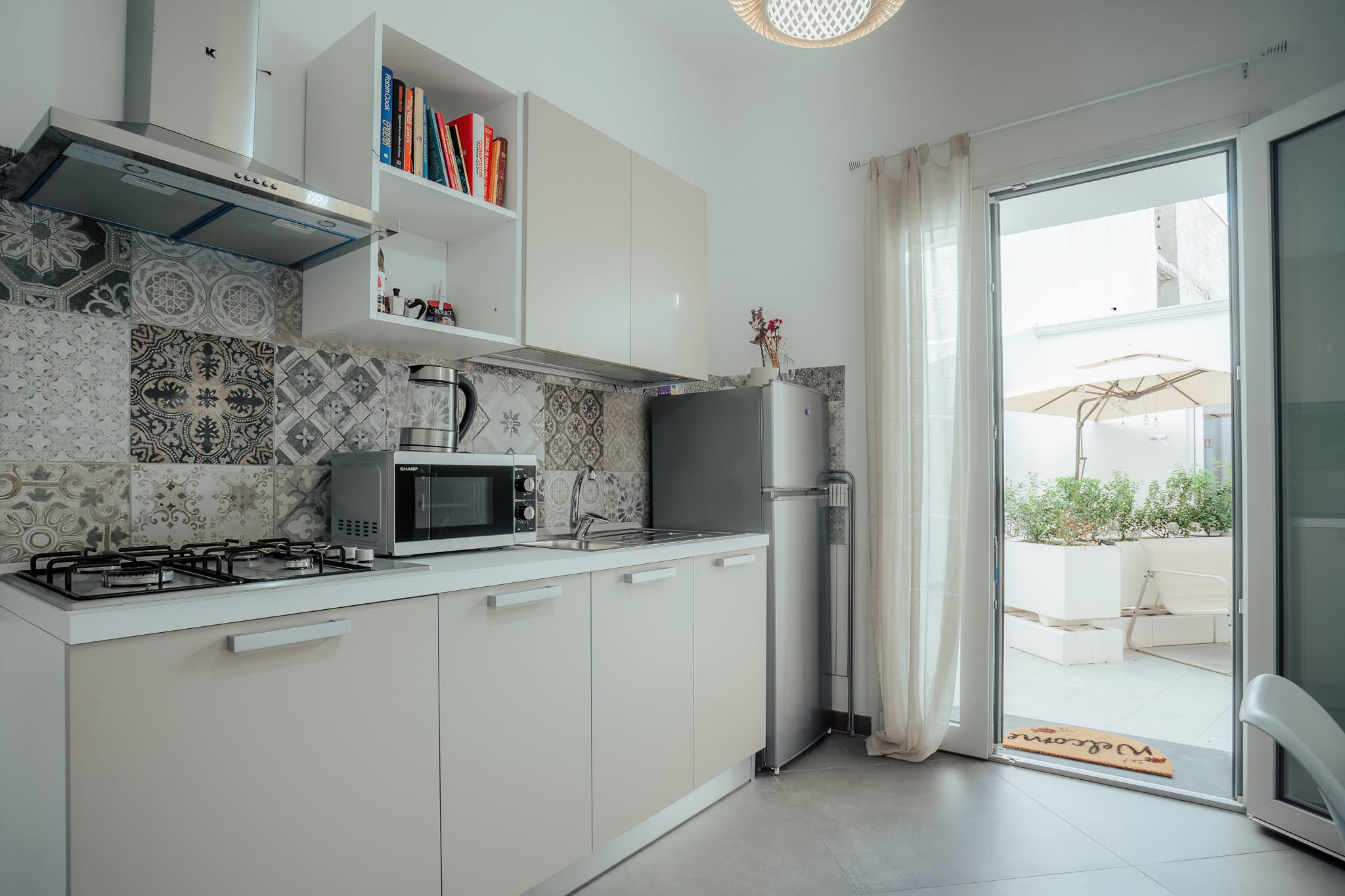 Cucina e vista cortile Appartamento Su Pranu Portoscuso - Il Maestrale